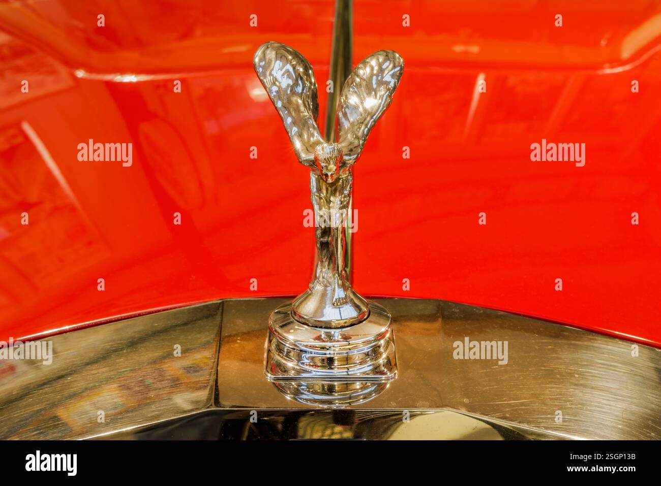 Red rolls royce hi-res stock photography and images - Alamy