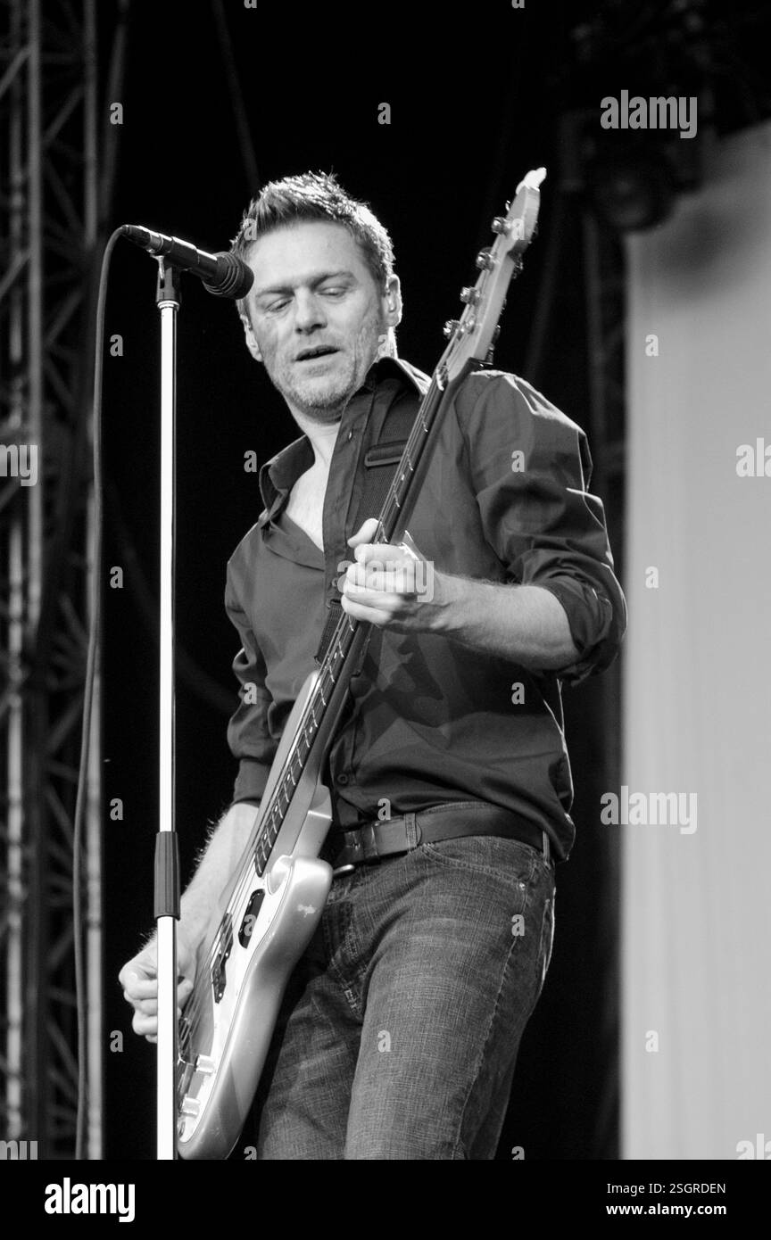 BRYAN ADAMS, CARDIFF, 2002: Bryan Adams playing an open air concert ...