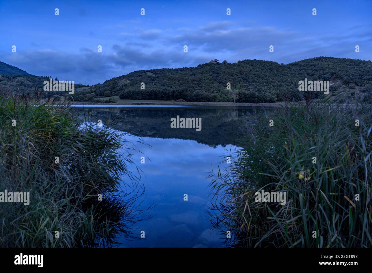 Lago azul y montana hi-res stock photography and images - Alamy