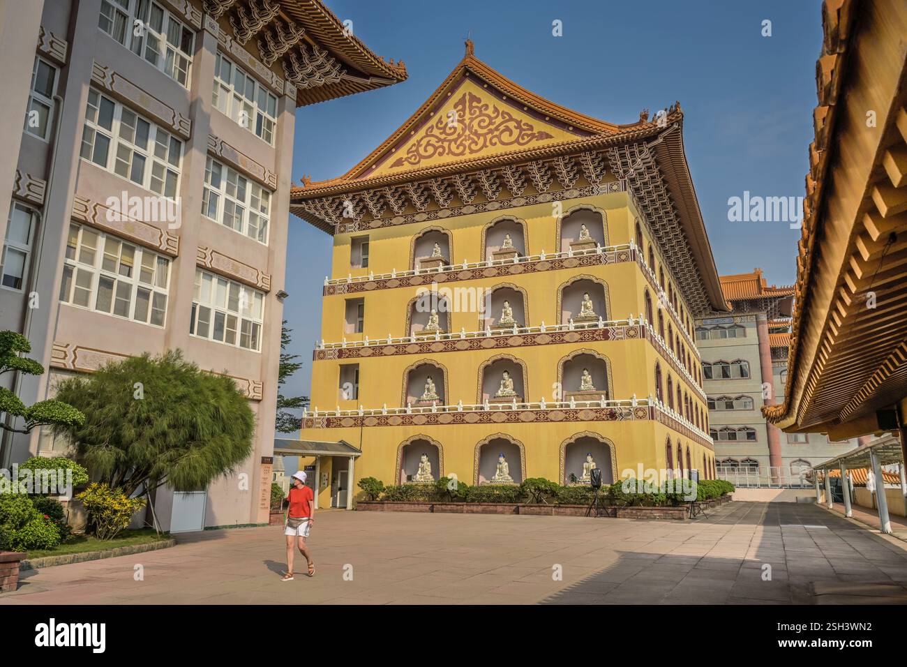 Fo Guang Shan Amitabha Chanting Hall im Kloster Fo-Guang-Shan, Tongling ...
