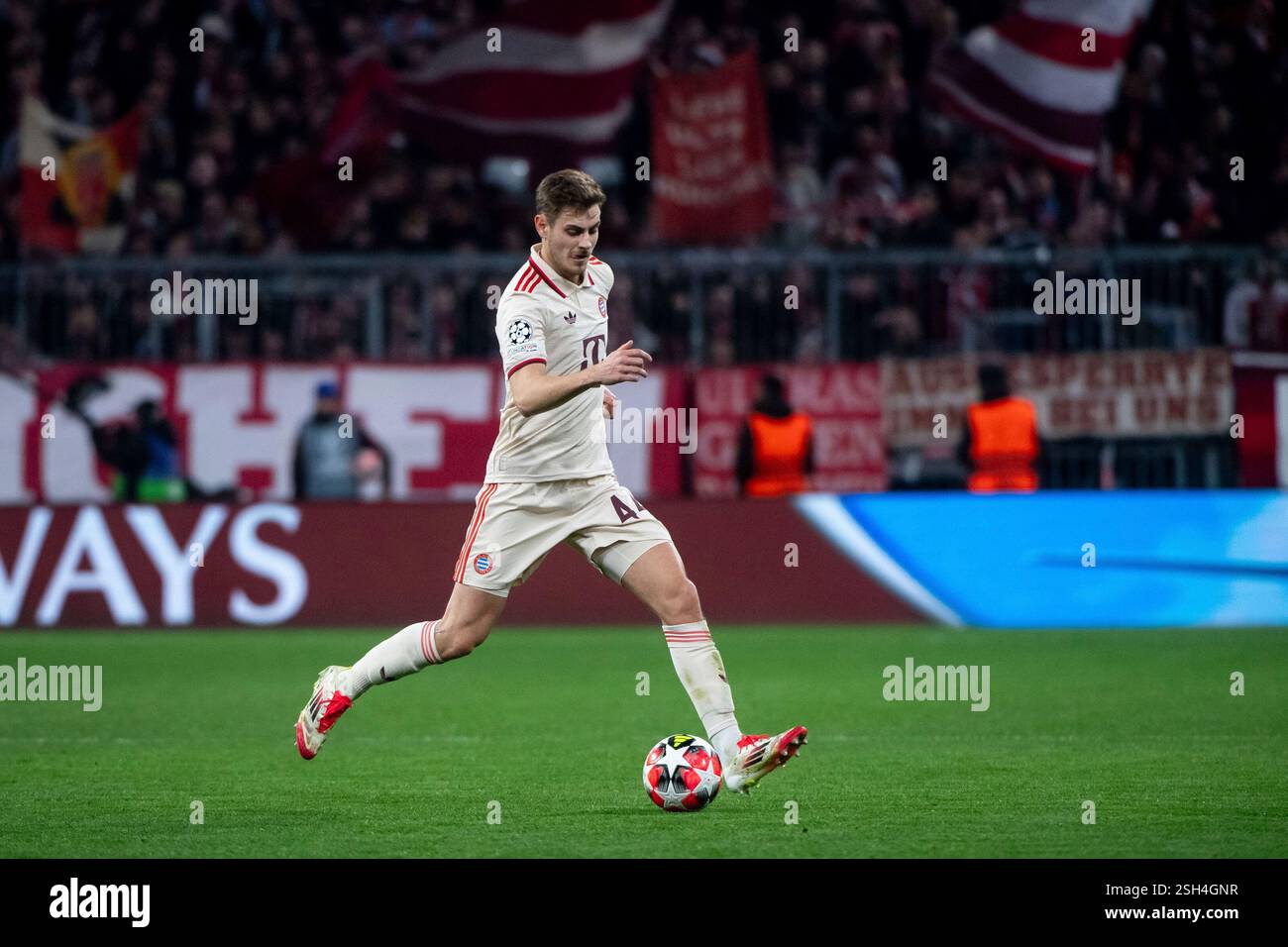 Josip Stanisic (FC Bayern Muenchen, 44) am Ball, GER, FC Bayern