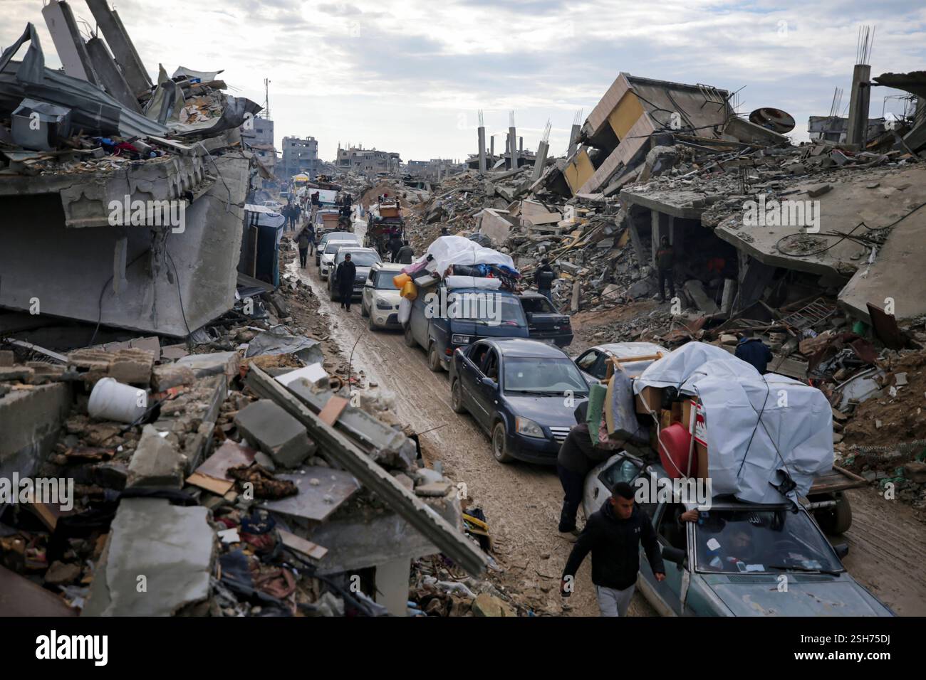Displaced Palestinians make their way from central Gaza to their homes ...