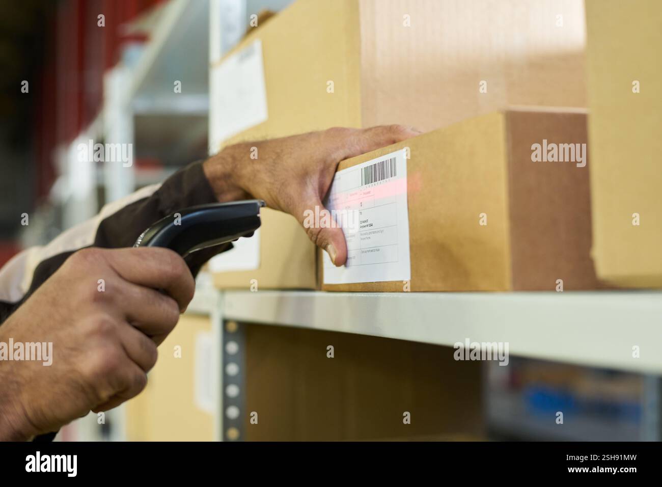 Scanning barcodes on boxes hi-res stock photography and images - Alamy