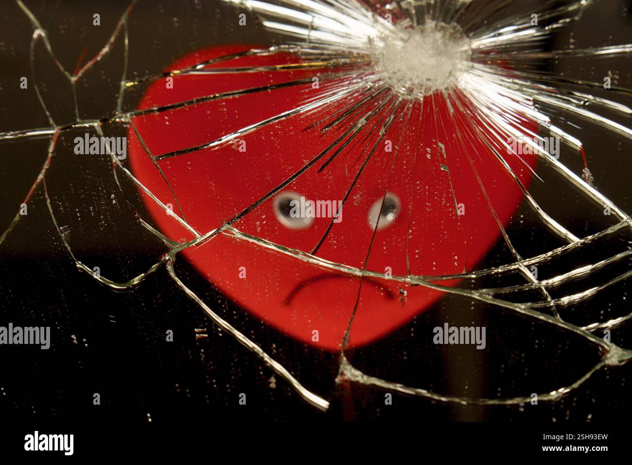 Heart mirror broken hi-res stock photography and images - Alamy, image size:1300x956