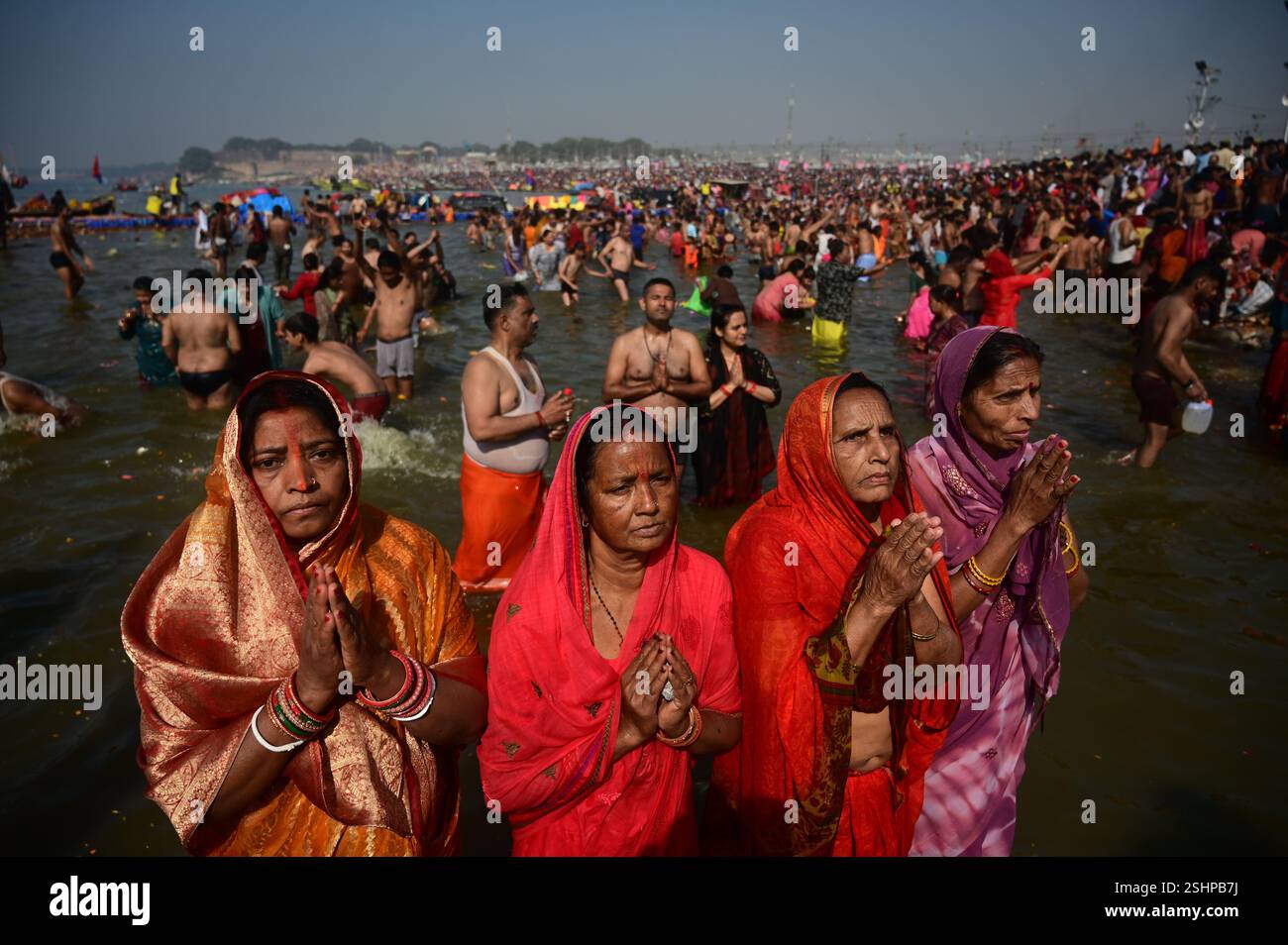 Prayagraj, Uttar Pradesh, India. 11th Feb, 2025. Prayagraj: Devotees ...