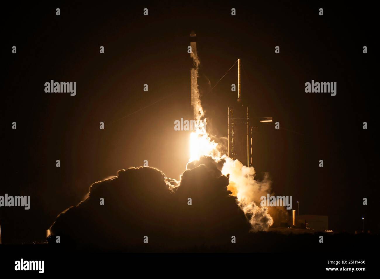 KENNEDY SPACE CENTER, FLORIDA, USA - 04 November 2024 - The SpaceX Falcon 9 CRS-31 rocket mission carrying the Dragon spacecraft lifts off from Launch Stock Photo
