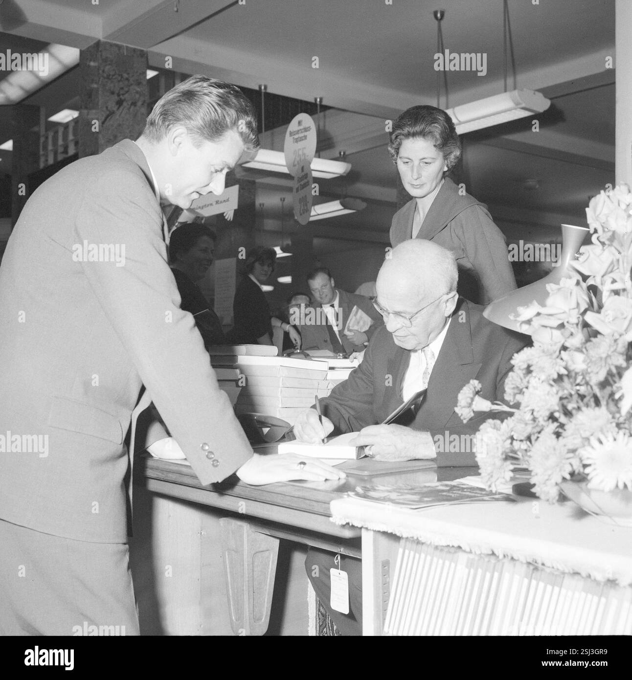 --- Richard Katz signiert im Jelmoli, 1958#Richard Katz signs in the Jelmoli department store, 1958 Stock Photo