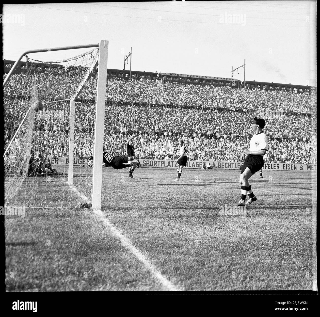 Photo Ancienne Match De Foot Angleterre - Hongrie 1954 - Stade Nepstadion Budapest