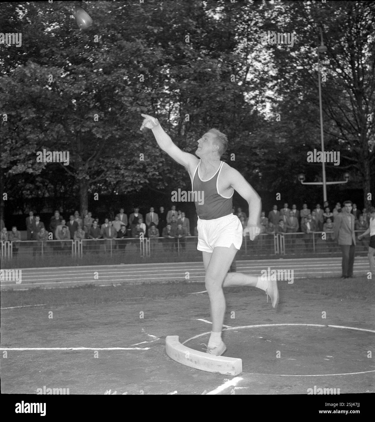 Kugelstosser Fred Meyer, um 1955#Shot-putter Fred Meyer, around 1955 ...