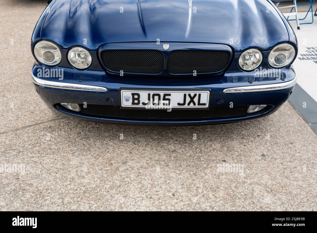 Jaguar xj8 hi-res stock photography and images - Alamy