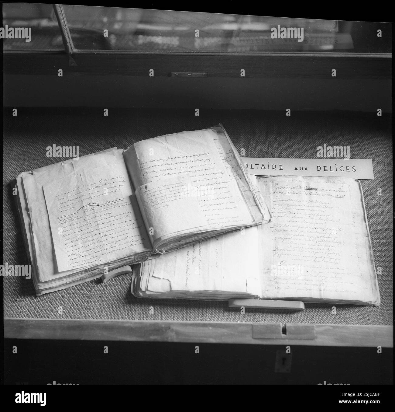--- Voltaire-Austellung in Genf 1945: originales Manuskript#Voltaire exhibition in Geneva 1945: original manuscript- RDB BY DUKAS Stock Photo
