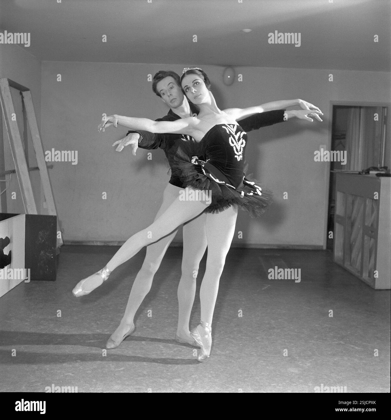 Solotänzer Donald Barclay und Primaballerina Mila Gürtler, 1963#Principal dancer donald Barclay ...