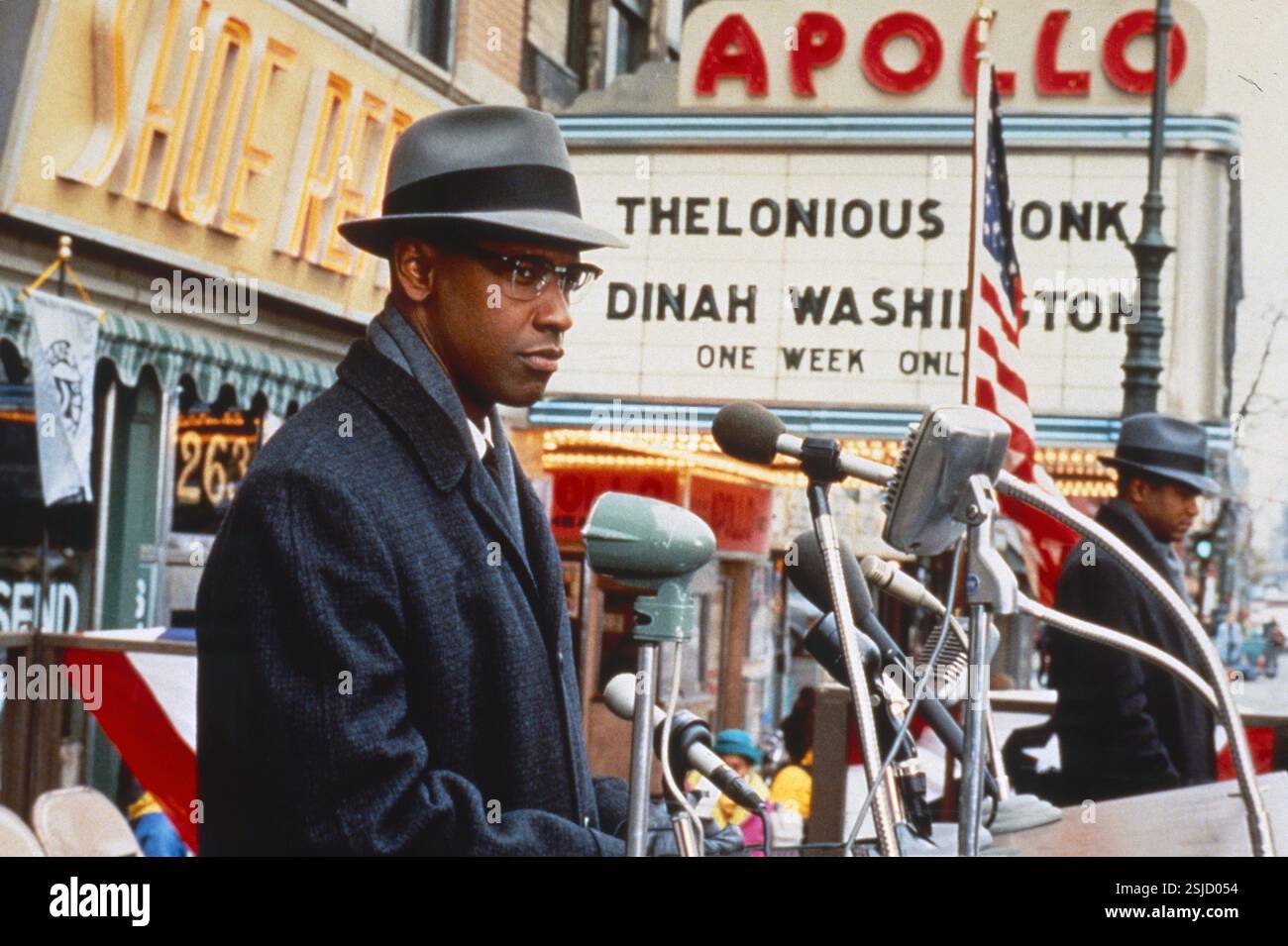 Malcolm X Year: 1992 USA Denzel Washington Director: Spike Lee Stock ...