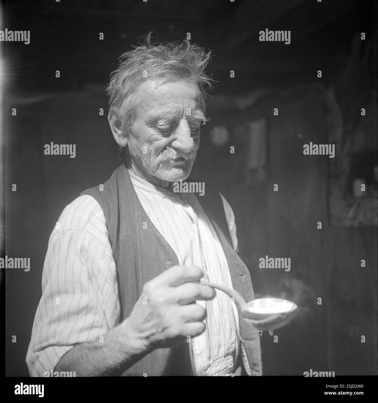 Alter Bauer beim Suppe essen, Lungern 1942#Old farmer eating soup ...