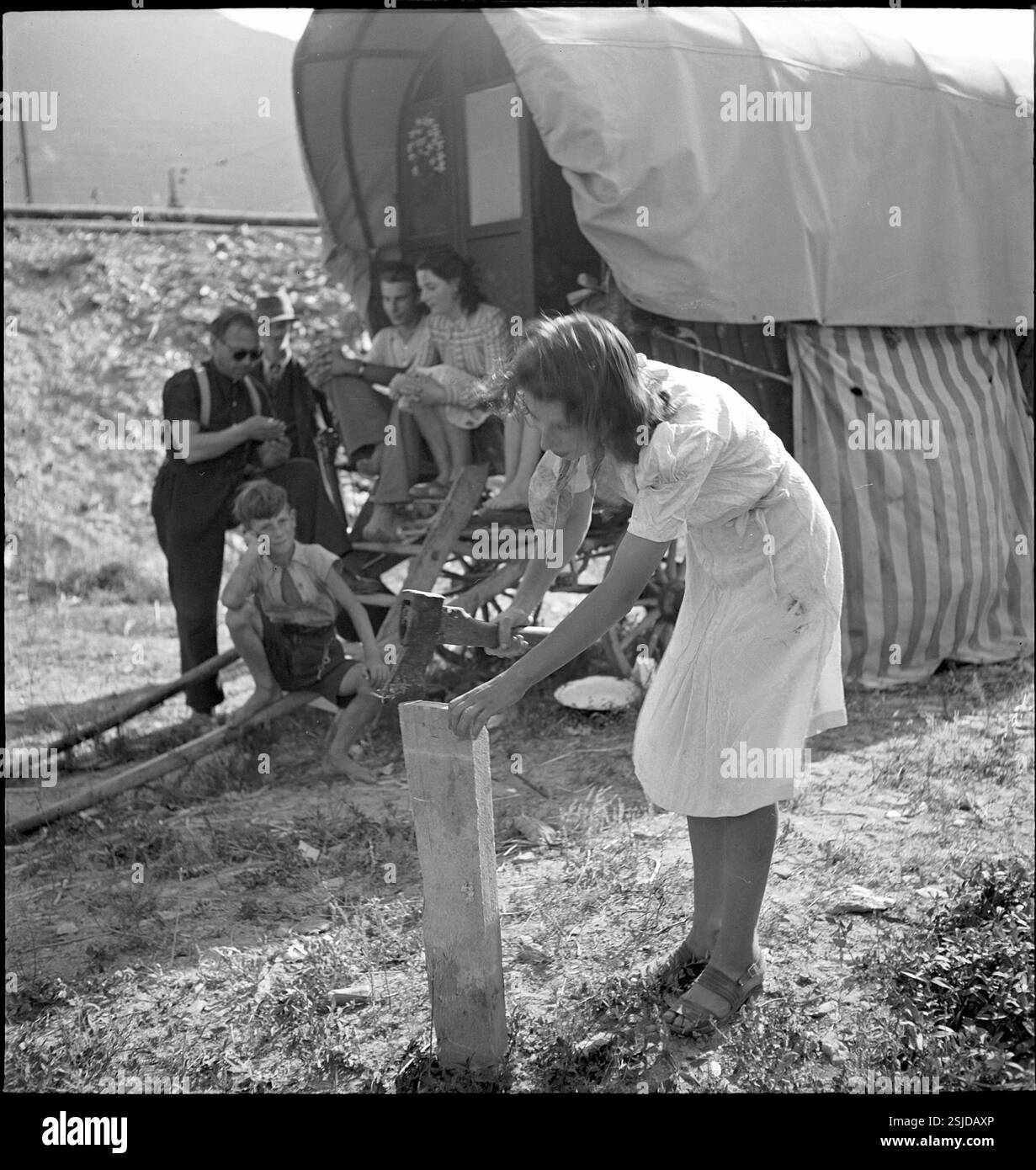 Jenische Jenische Frau beim Holz hacken, 1943#Yenish woman chipping wood, 1943 ...