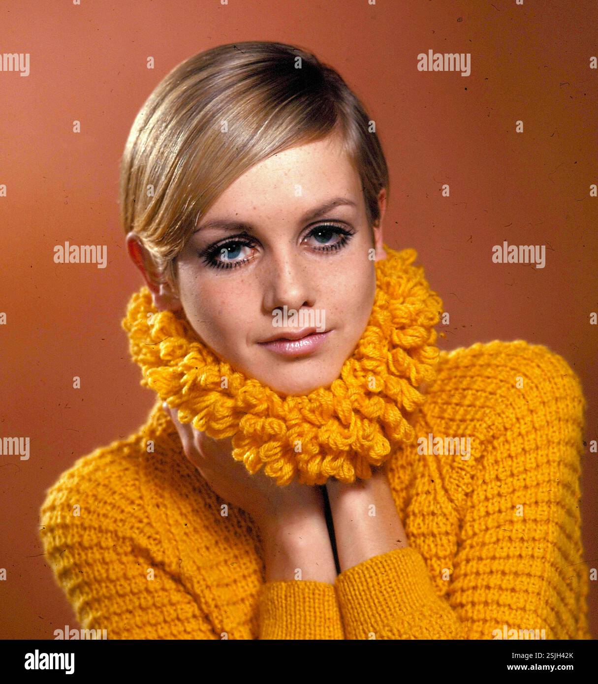 Twiggy 60s Style vintage レトロポップ ボーダーニット Twiggy 1960's Mod Fashion Model | Twiggy fashion, Sixties fashion