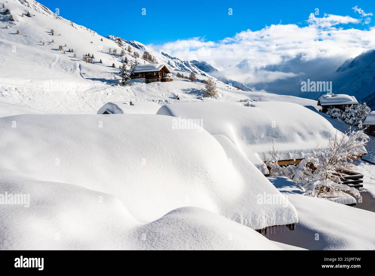 Traditional alpine wooden house in winter mountain snow landscape ...