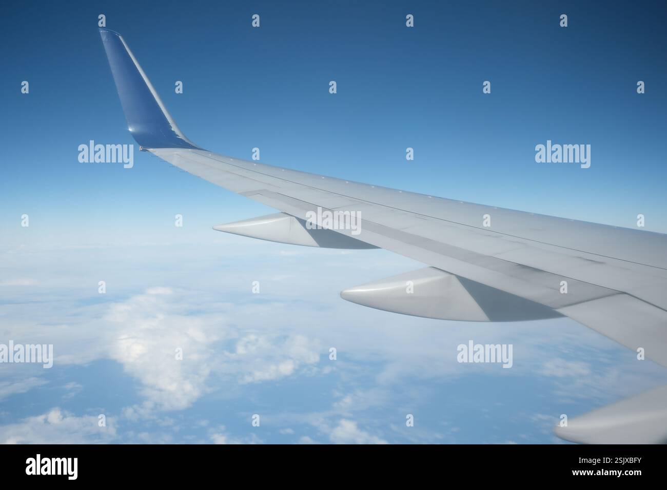 757 wing hi-res stock photography and images - Alamy