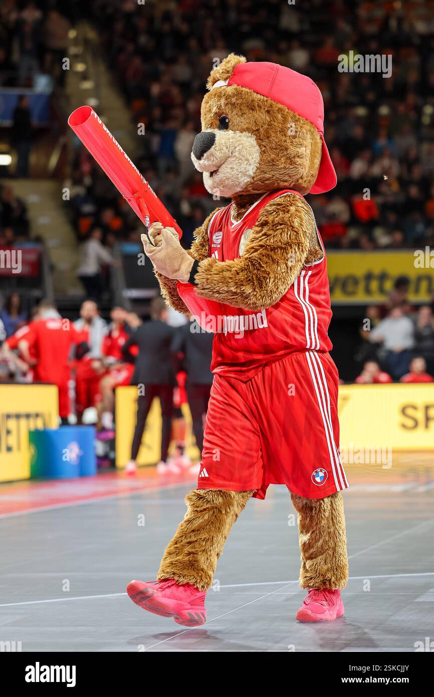 Das Maskottchen Ben des FC Bayern Muenchen Basketballs mit TshirtKanone waehrend einer Pause