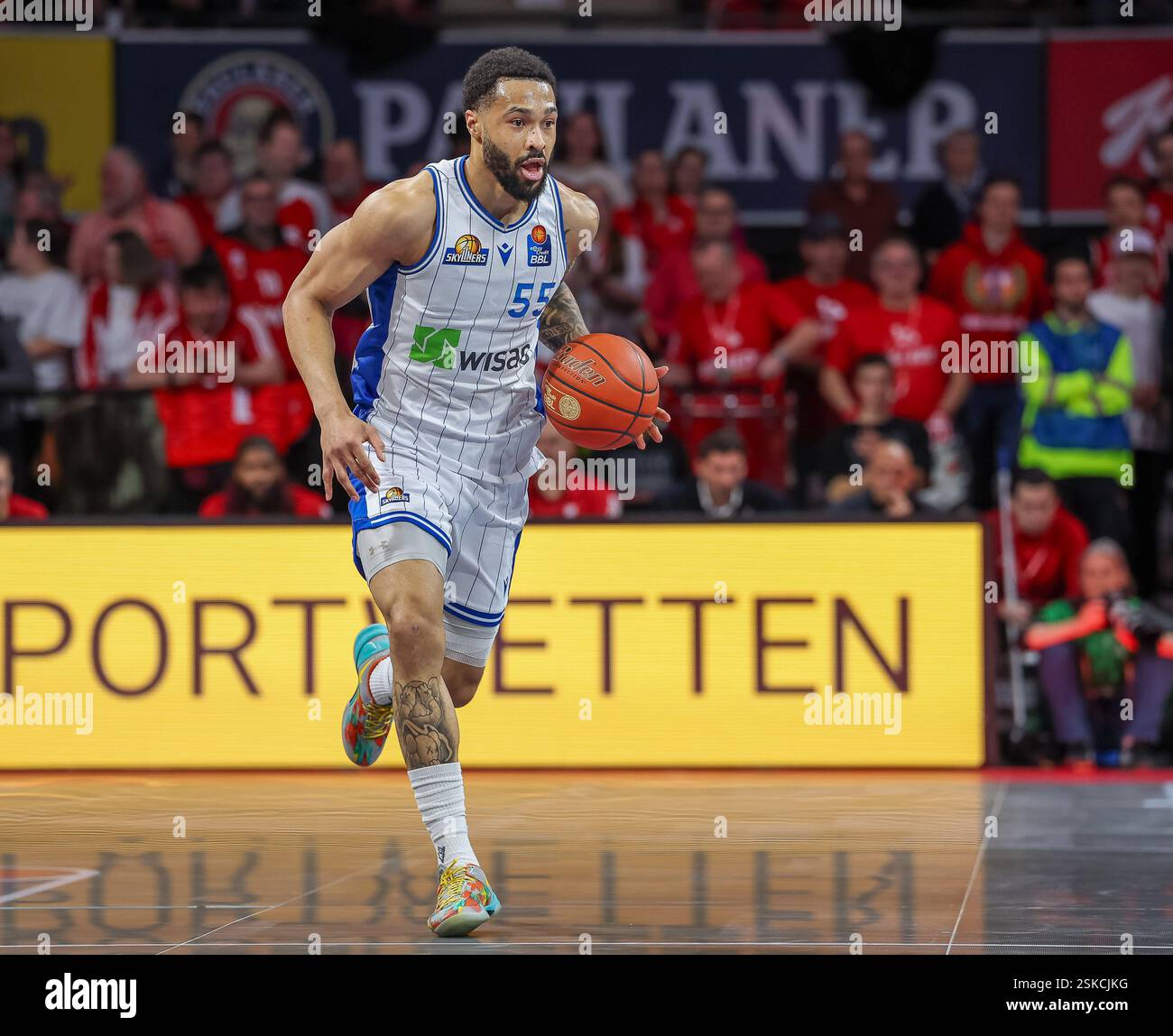 David Muenkat (Frankfurt Skyliners, 55) mit Ball, GER, FC Bayern Muenchen vs. Skyliners