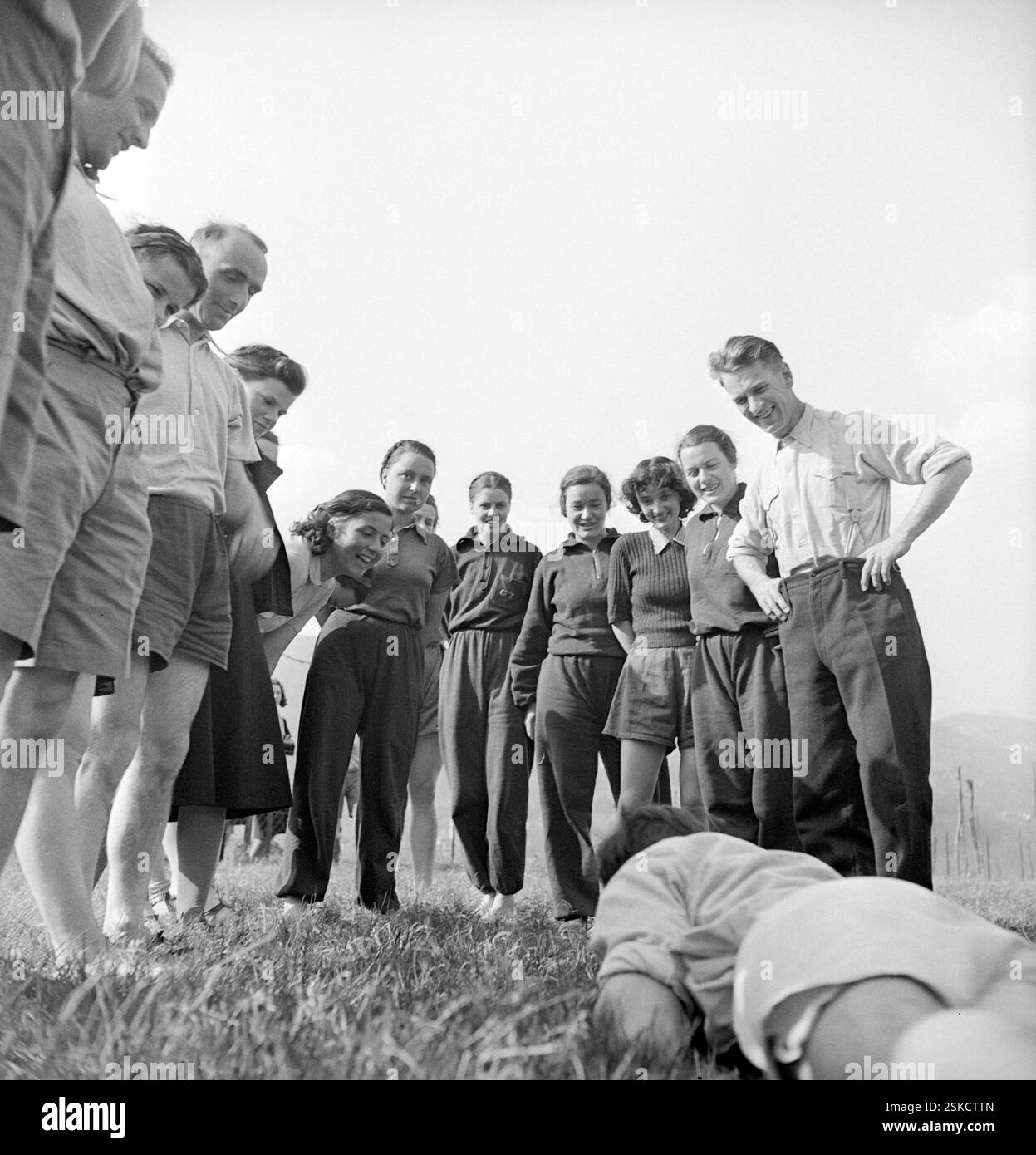 Erwachsene beim Spielen--- Spiel und Spass im Wanderleiterkurs in der Jugendherberge Magliaso, 1940#PLay and fun at course for instructors in hiking at youth hostel in Magliaso, 1940- RDB BY DUKAS Stock Photo
