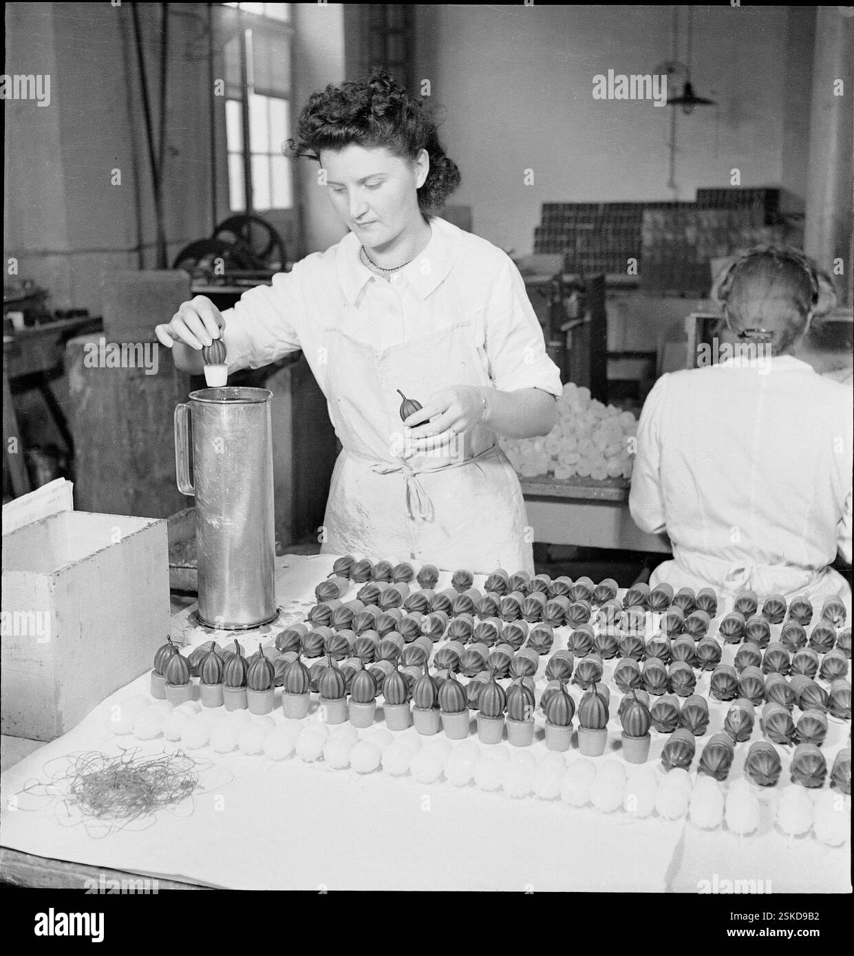 --- Fabrikation von Kerzen, Genf 1944#Fabrikation von Kerzen, Geneva 1944- RDB BY DUKAS Stock Photo