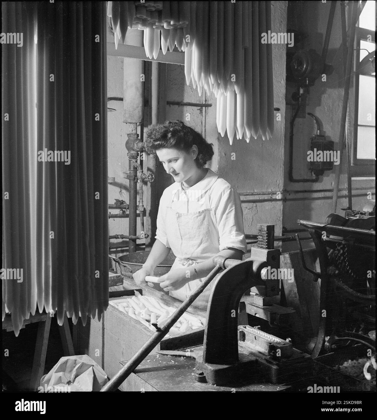 --- Fabrikation von Kerzen, Genf 1944#Fabrikation von Kerzen, Geneva 1944- RDB BY DUKAS Stock Photo