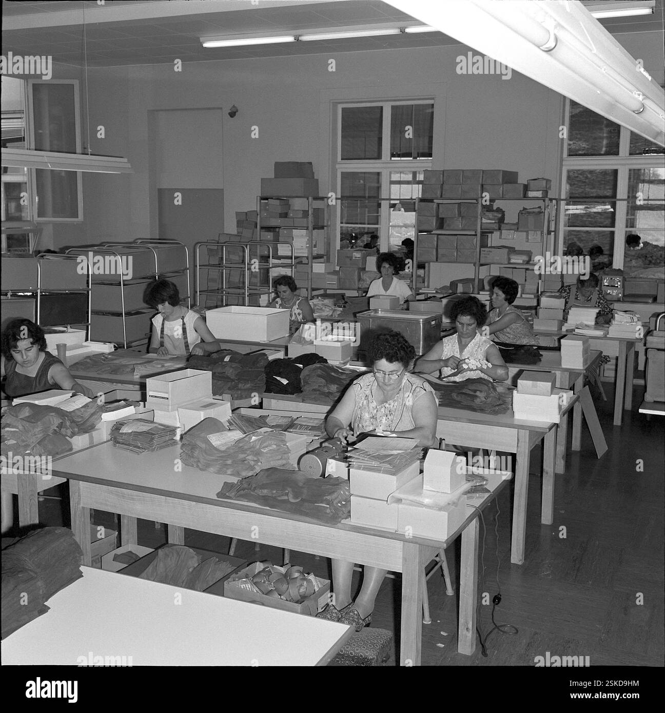 --- Frauen verpacken Strümpfe, Strumpffabrik Flexy AG St. Gallen 1961#Women packing up stocking, Flexy AG, stocking factory St. Gallen 1961- RDB BY DUKAS Stock Photo