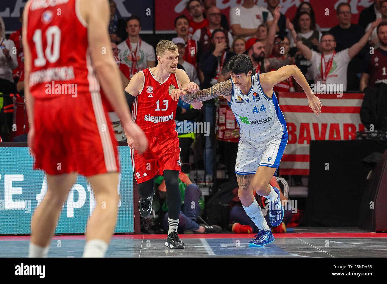 Andreas Obst (FC Bayern Basketball, 13) im Duell mit Kamaka Hepa (Frankfurt Skyliners, 44