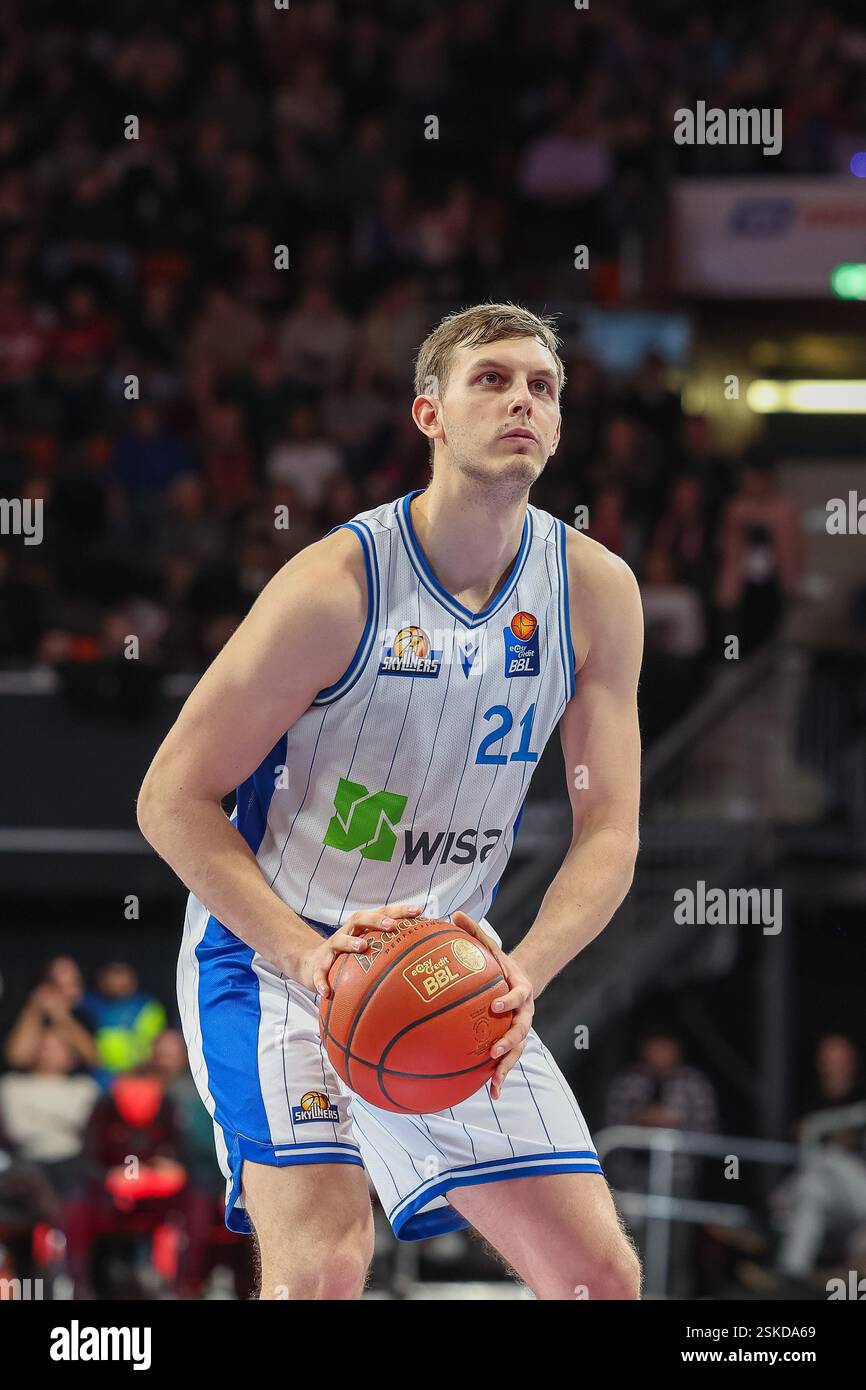 Lorenz Brenneke (Frankfurt Skyliners, 21) beim Freiwurf, GER, FC Bayern Muenchen vs. Skyliners