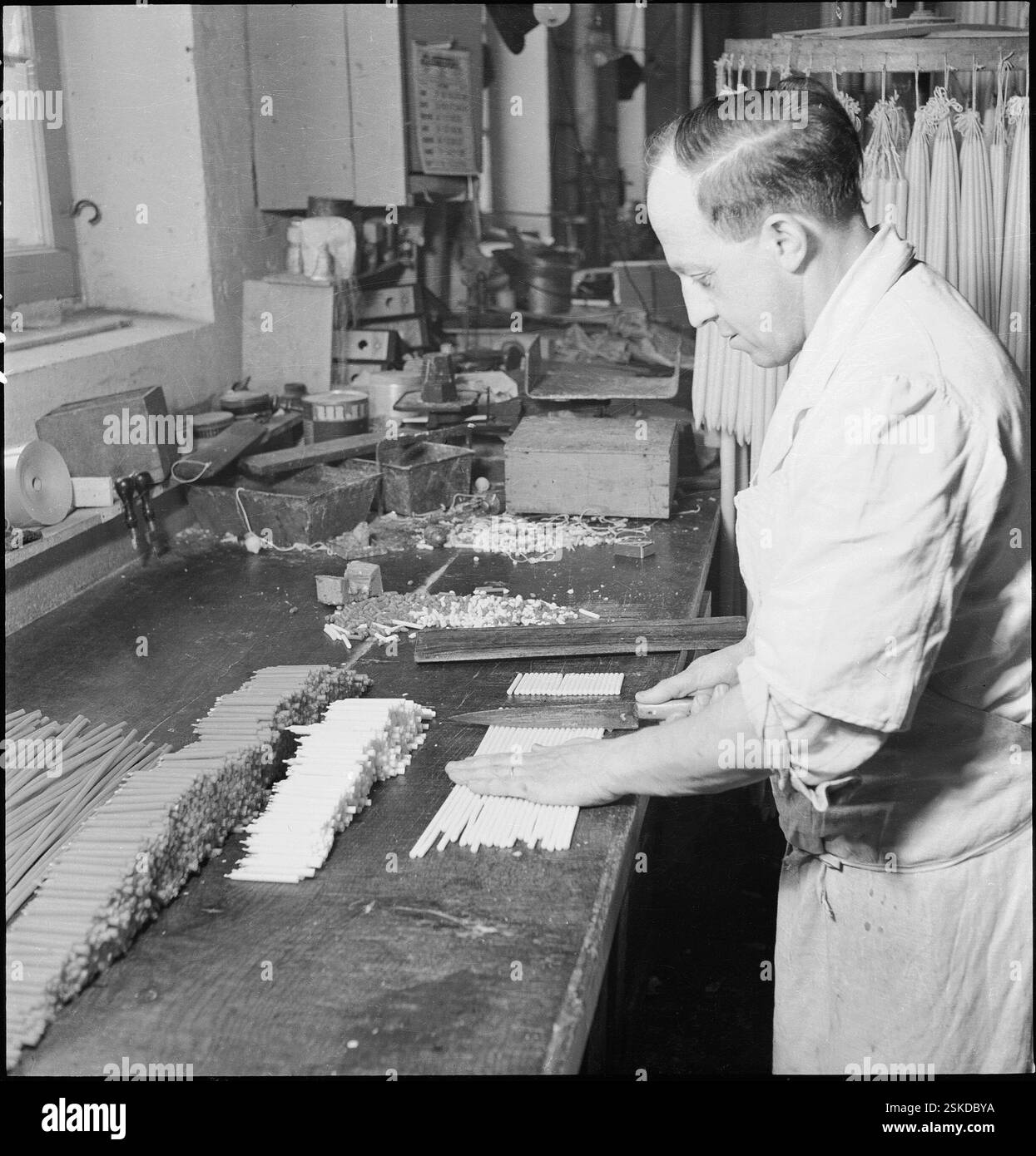 --- Fabrikation von Kerzen, Genf 1944#Fabrikation von Kerzen, Geneva 1944- RDB BY DUKAS Stock Photo