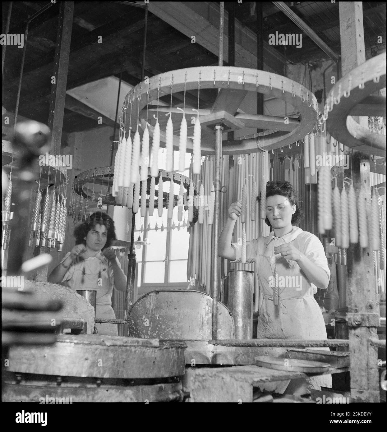 --- Fabrikation von Kerzen, Genf 1944#Fabrikation von Kerzen, Geneva 1944- RDB BY DUKAS Stock Photo