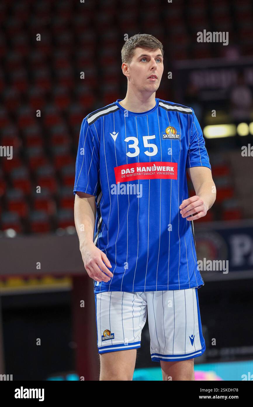 Muenchen, Deutschland. 11th Feb, 2025. Jacob Knauf (Frankfurt Skyliners, 35) beim Aufwaermen