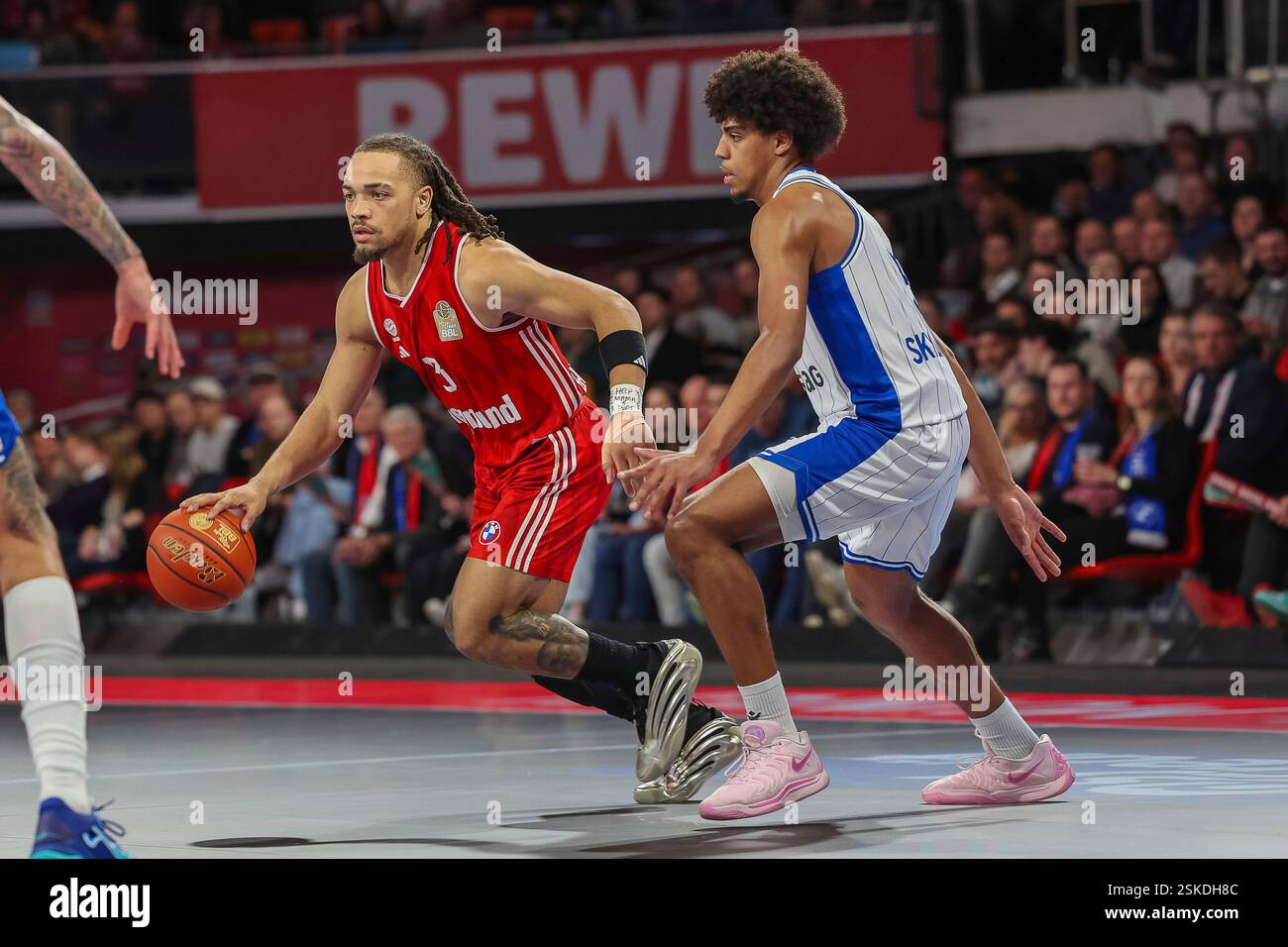 Muenchen, Deutschland. 11th Feb, 2025. Carsen Edwards (FC Bayern Basketball, 03) mit Ball mit