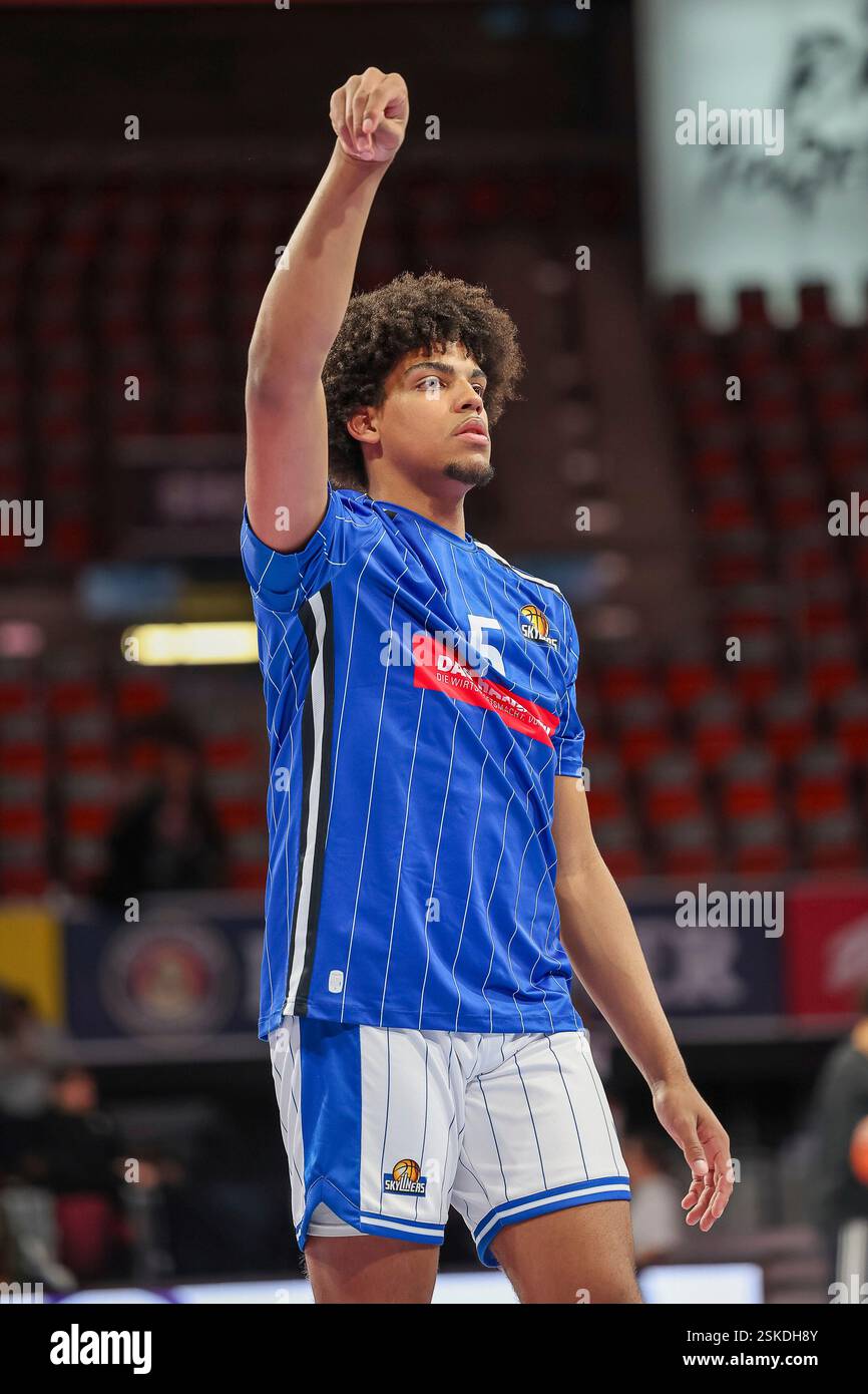 Muenchen, Deutschland. 11th Feb, 2025. Jamie Edoka (Frankfurt Skyliners, 05) beim Aufwaermen