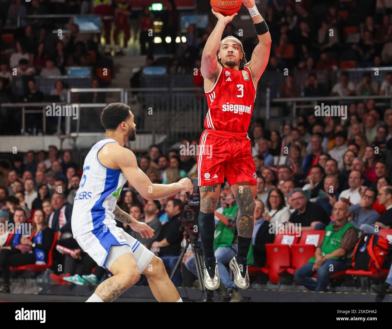 Muenchen, Deutschland. 11th Feb, 2025. Carsen Edwards (FC Bayern Basketball, 03) im Sprung beim