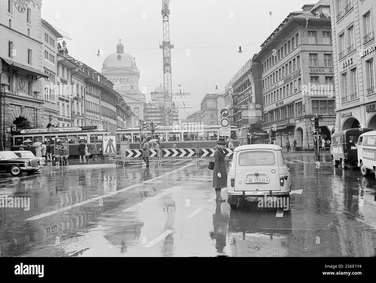 --- Sperrung der Achse Bundesplatz - Bärenplatz - Waisenhausplatz für den Individualverkehr, Bern 1972#Closing off of a part of the centre for the private transport, Berne 1972- RDB BY DUKAS Stock Photo
