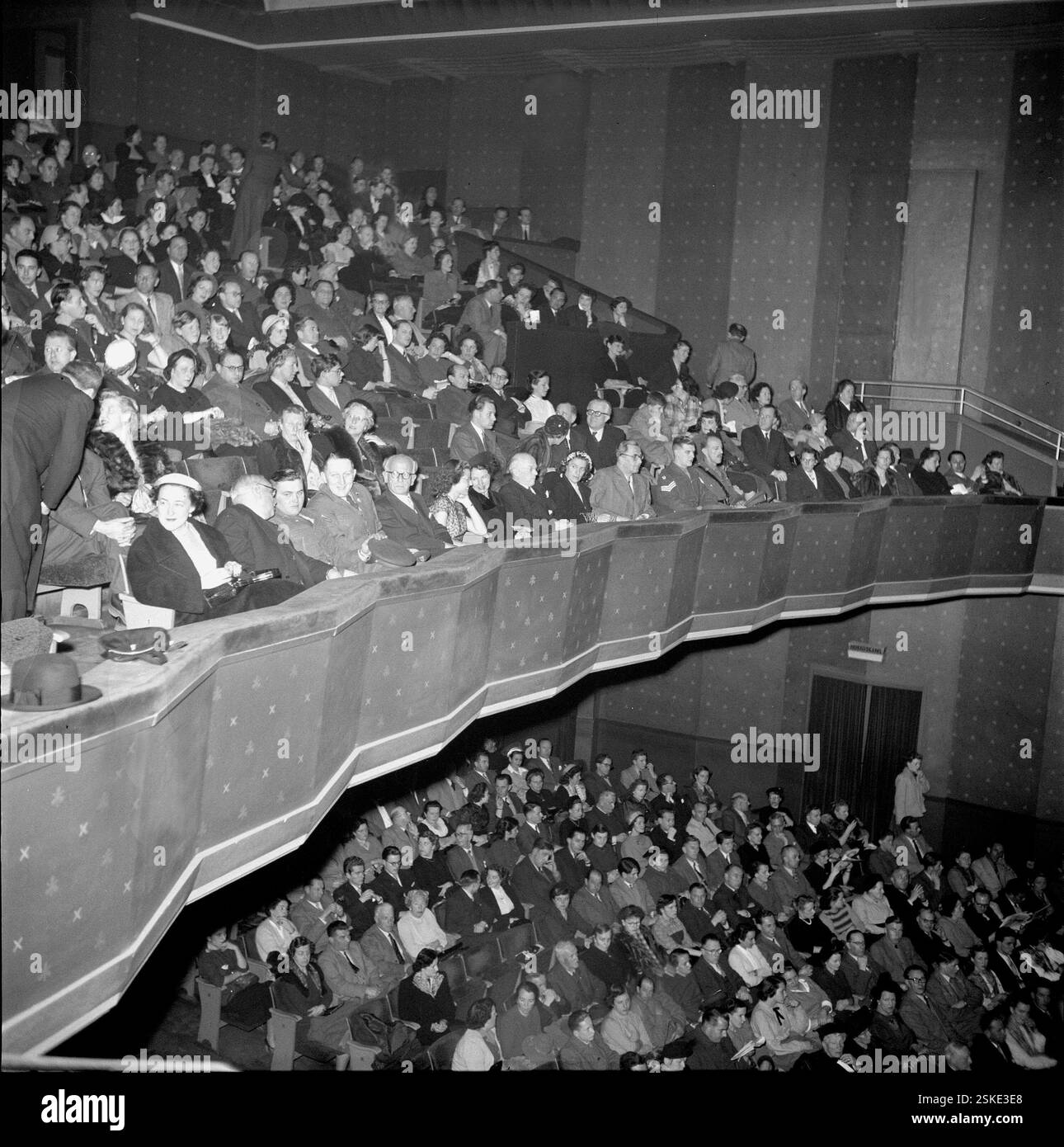 Kinosaal voll, Balkon, Kinobesucher#Movie theatre full, crowd, balcony ...