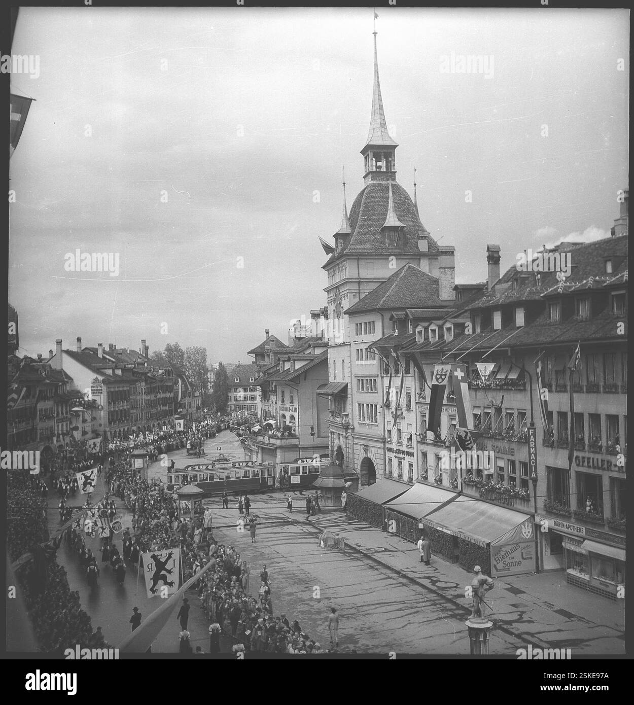 Bärenplatz, Waisenhausplatz und Käfigturm--- Festumzug zur Hundertjahrfeier der Bundesverfassung, Bern 1948#Parade for the centenary of the Federal constitution, Berne 1948- RDB BY DUKAS Stock Photo