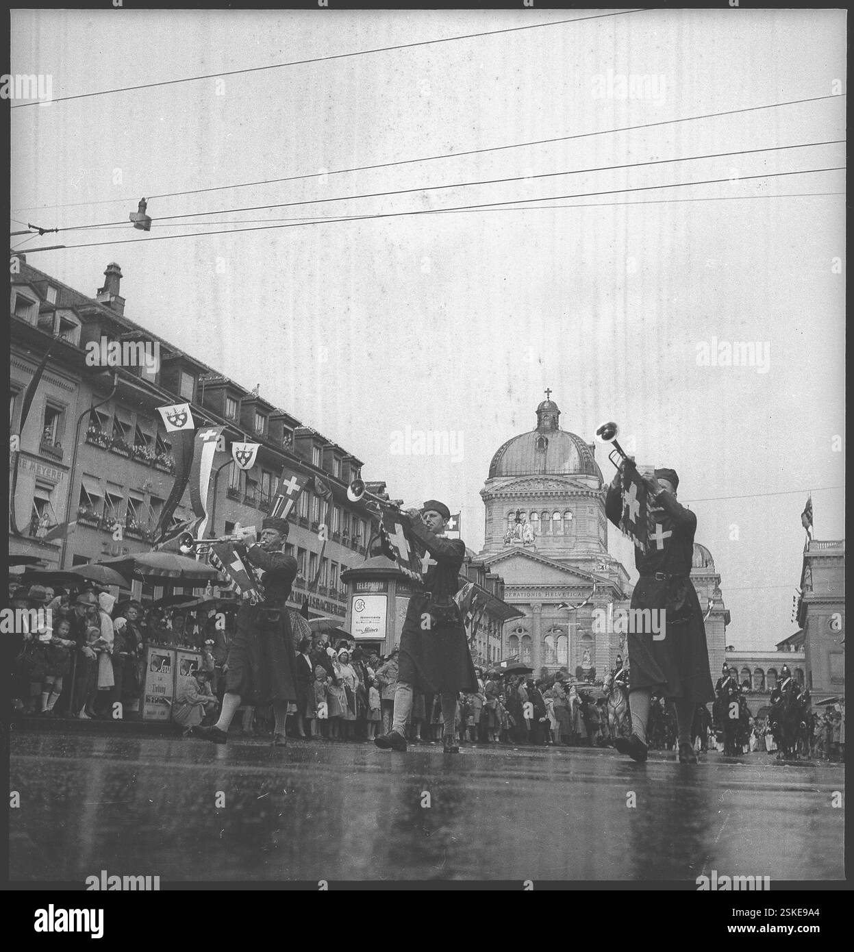 beim Bärenplatz--- Festumzug zur Hundertjahrfeier der Bundesverfassung, Bern 1948#Parade for the centenary of the Federal constitution, Berne 1948- RDB BY DUKAS Stock Photo