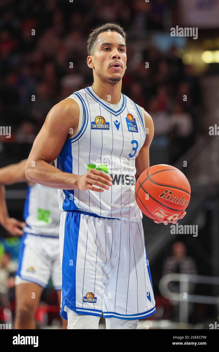 Muenchen, Deutschland. 11th Feb, 2025. Garai Zeeb (Frankfurt Skyliners, 03) beim Freiwurf, GER