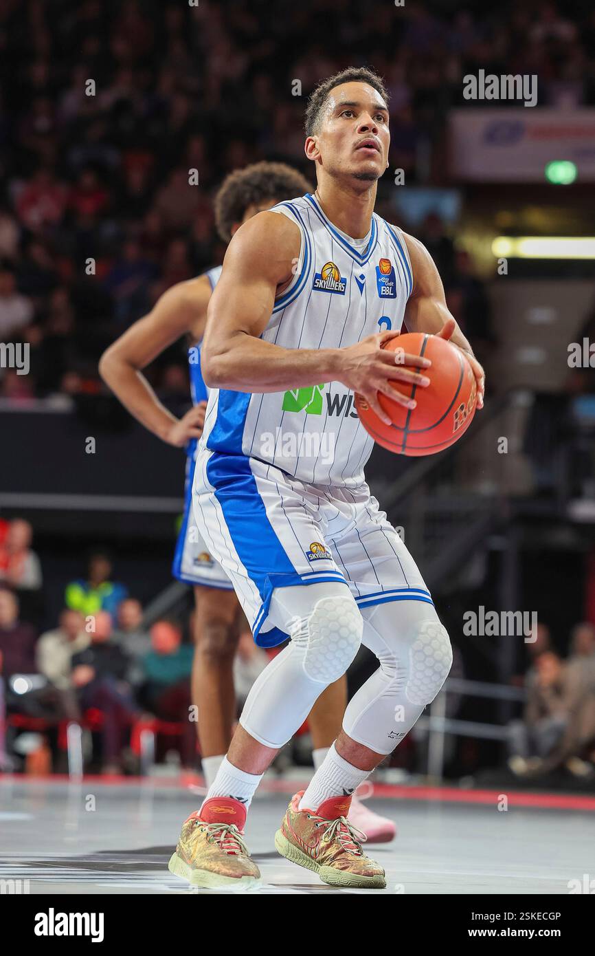 Muenchen, Deutschland. 11th Feb, 2025. Garai Zeeb (Frankfurt Skyliners, 03) beim Freiwurf, GER