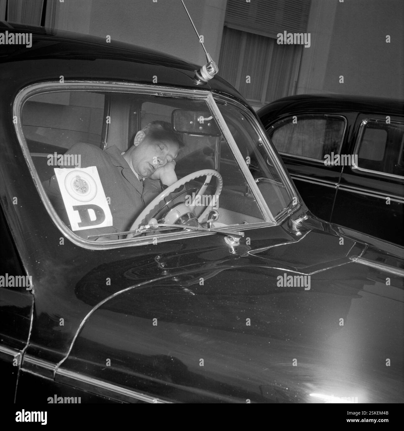 Indochinakonferenz Genf 1954; Diplomaten-Chauffeur schläft in Wagen# ...