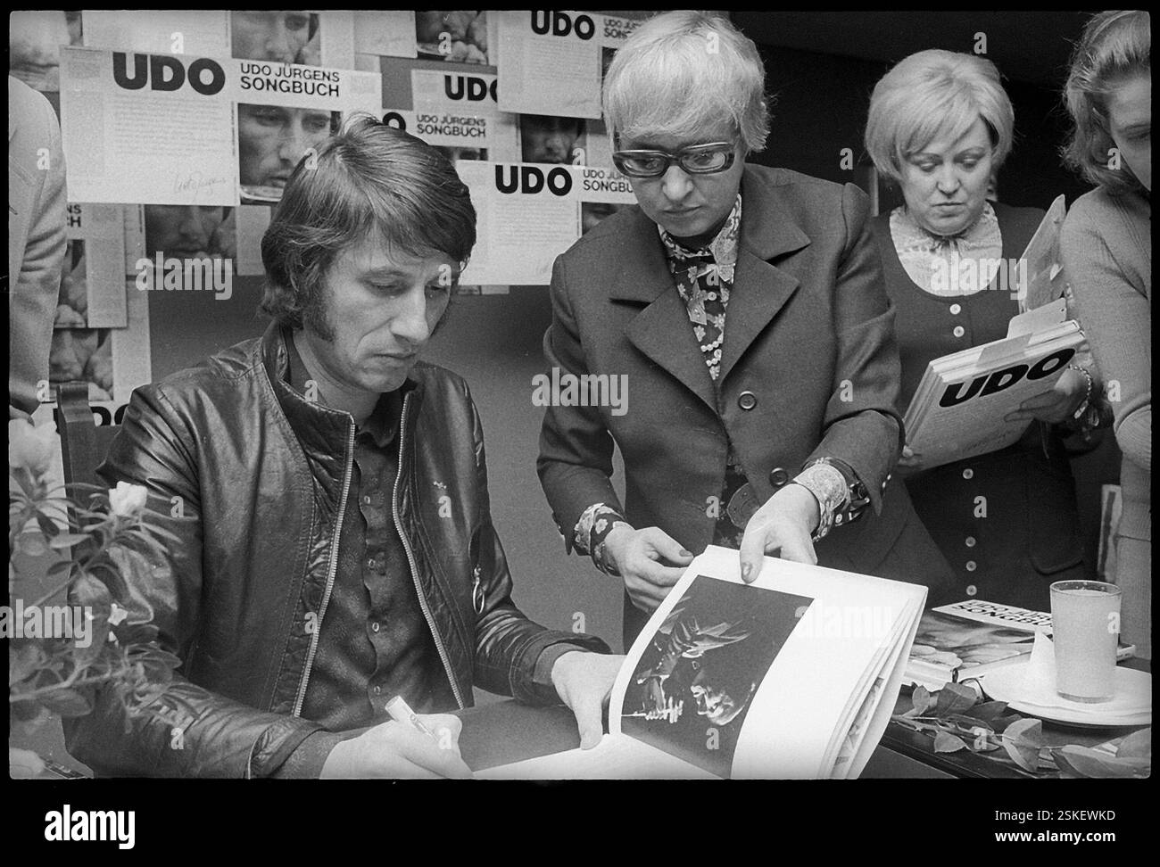 --- Udo Jürgens signiert sein Songbuch bei Jelmoli Zürich, 1970#Udo Jürgens signs his songbook at Jelmoli Zurich 1970- RDB BY DUKAS Stock Photo