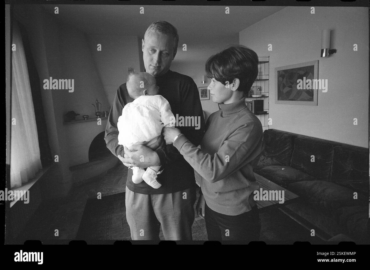 wurde 1955 wegen bewaffneten Raubüberfällen zu 12 Jahren Zuchthaus verurteilt, nach 7 Jahren entlasen und heiratete die Tochter eines Richters (Elke Schmidt)--- Henry Jaeger, deutscher Schriftsteller, Ascona 1966#Henry Jaeger, German writer, Ascona 1966- RDB BY DUKAS Stock Photo
