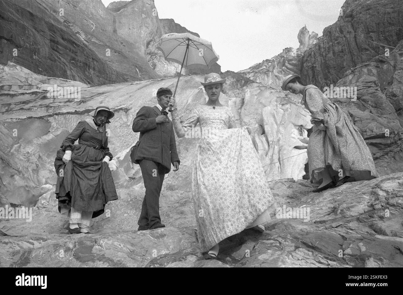 Reisegruppe auf dem Steingletscher--- Jubiläumsreise zum 100. Jahrestag der ersten Cook-Reise durch die Schweiz, 1963#Journey on the occasion of centenary of first Cook travel through Switzerland, 1963- RDB BY DUKAS Stock Photo