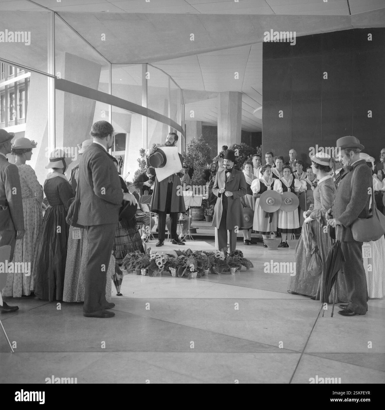 Empfang im Verwaltungsgebäude der Nestlé in Vevey--- Jubiläumsreise zum 100. Jahrestag der ersten Cook-Reise durch die Schweiz, 1963#Journey on the occasion of centenary of first Cook travel through Switzerland, 1963- RDB BY DUKAS Stock Photo