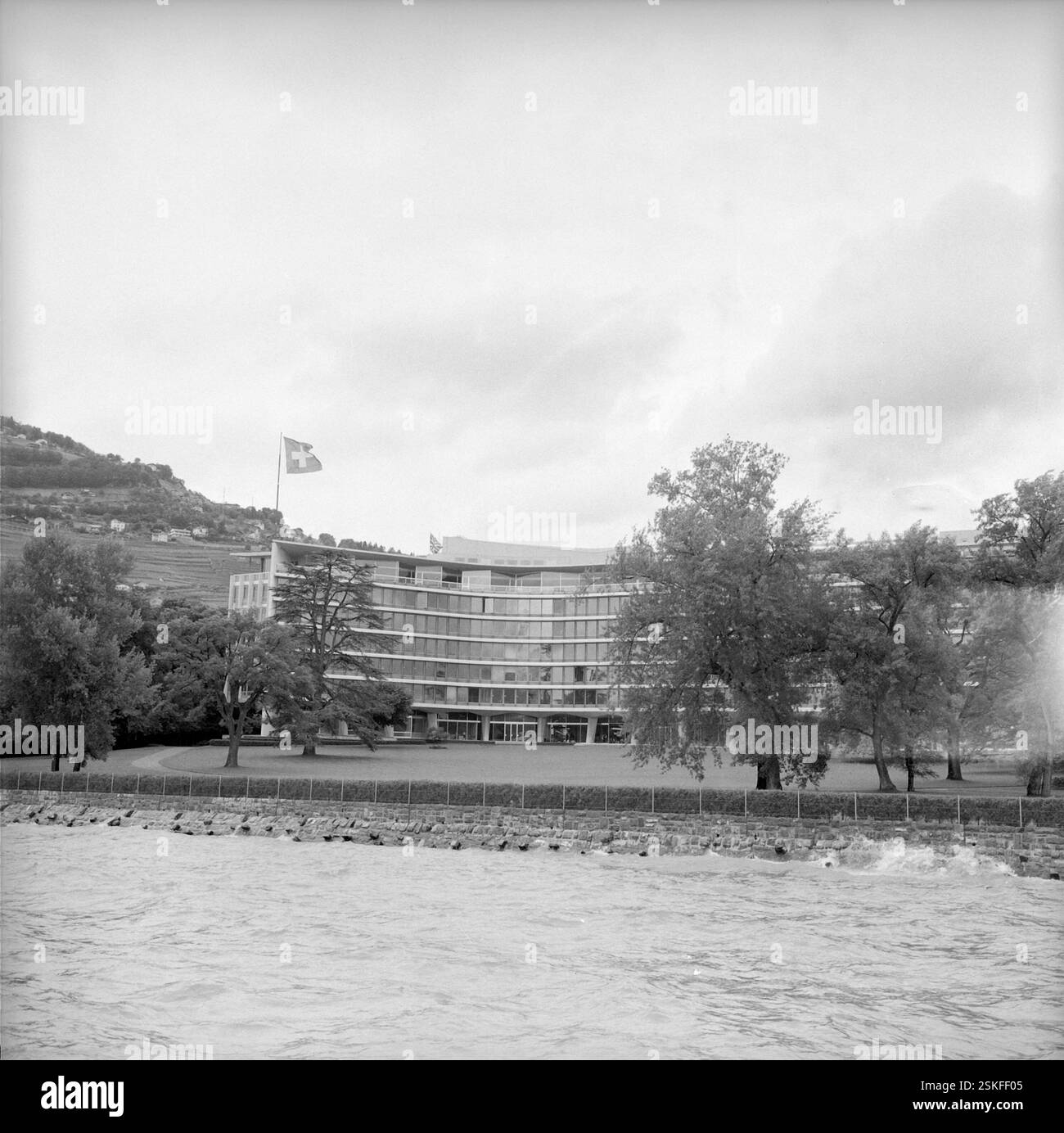 Nestlé-Verwaltungsgebäude in Vevey--- Jubiläumsreise zum 100. Jahrestag der ersten Cook-Reise durch die Schweiz, 1963#Journey on the occasion of centenary of first Cook travel through Switzerland, 1963- RDB BY DUKAS Stock Photo