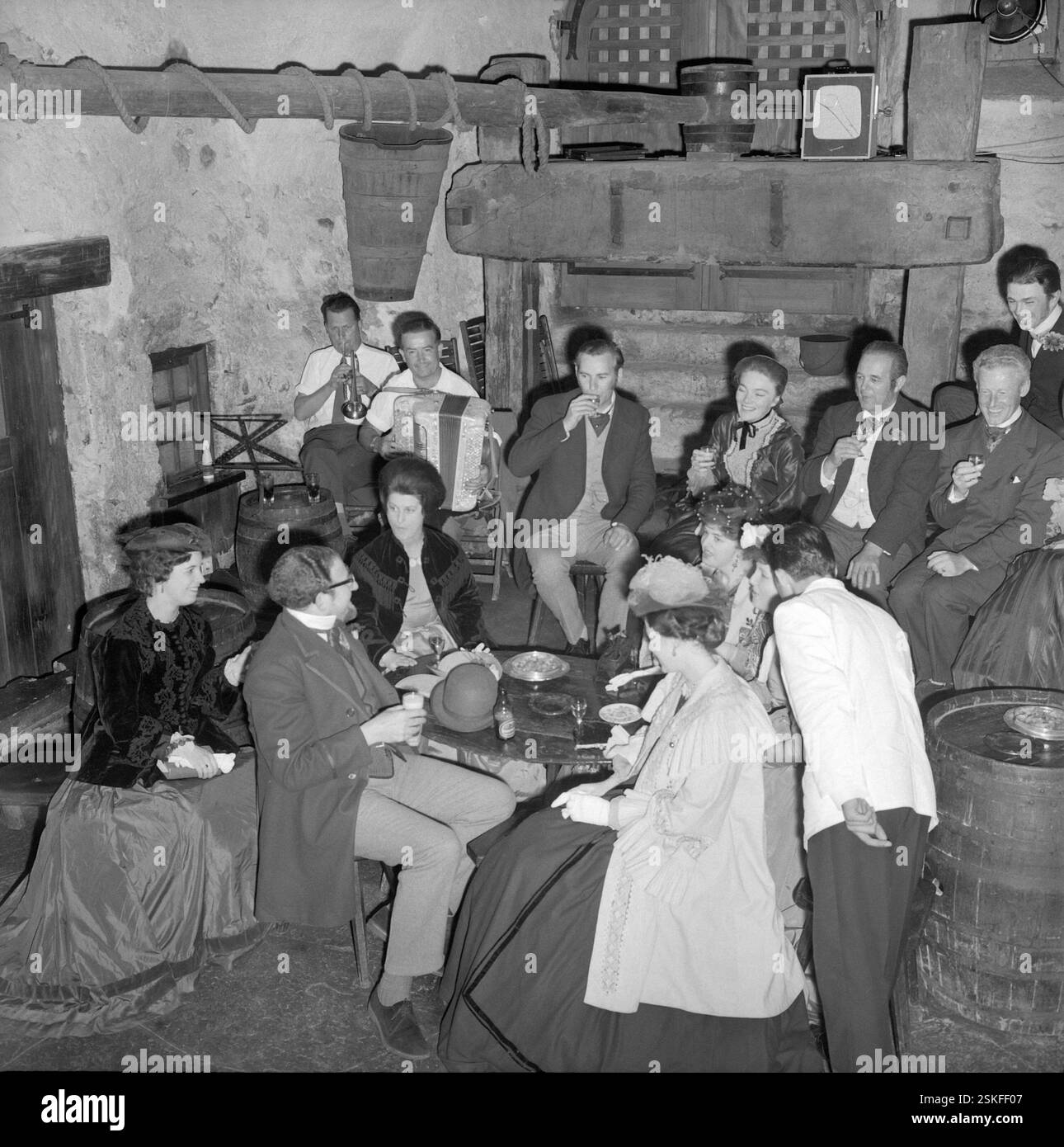 'Candle light dinner' im Rittersaal von Schloss Chillon--- Jubiläumsreise zum 100. Jahrestag der ersten Cook-Reise durch die Schweiz, 1963#Journey on the occasion of centenary of first Cook travel through Switzerland, 1963- RDB BY DUKAS Stock Photo