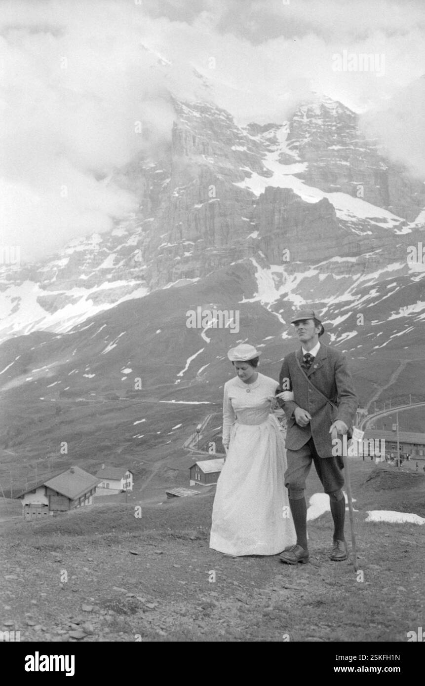 Kleine Scheidegg: Touristen in historischem Kostüm--- Jubiläumsreise zum 100. Jahrestag der ersten Cook-Reise durch die Schweiz, 1963#Journey on the occasion of centenary of first Cook travel through Switzerland, 1963- RDB BY DUKAS Stock Photo